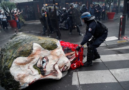 Παρίσι: Συμπλοκές μεταξύ αστυνομικών και κουκουλοφόρων