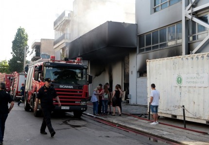 Μεγάλη φωτιά σε αποθήκη ηλεκτρικών ειδών στο Περιστέρι (photos)