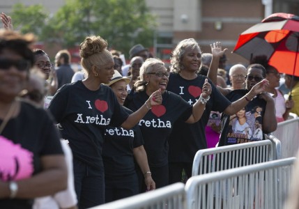 Aretha Franklin: Σε χρυσό φέρετρο, ντυμένη στα κόκκινα σε λαϊκό προσκύνημα (photos)