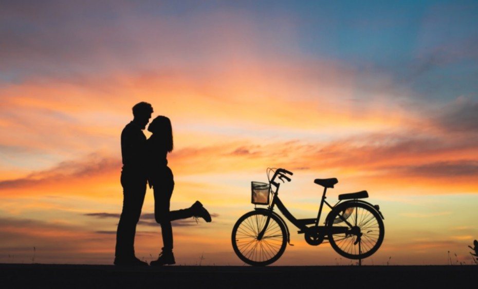couple-love-bicycle