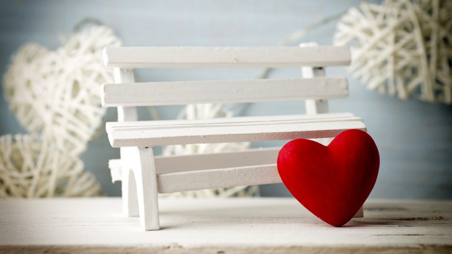 love-heart-bench-red