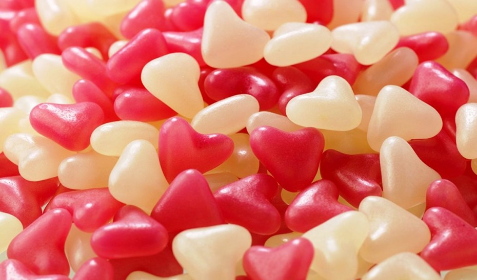candy-hearts-red-white