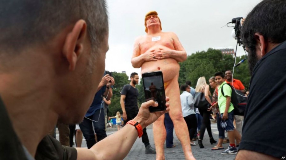 trump-naked-statue