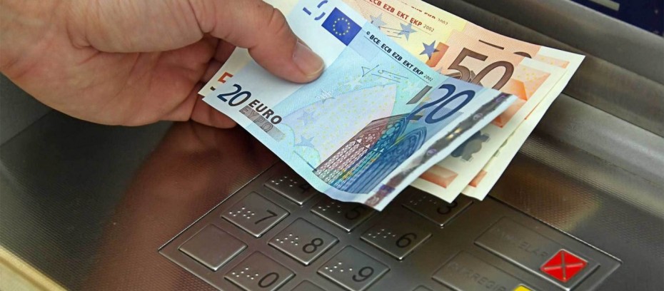 Capital Controls: «Χαλαρώνουν» στα 5.000 ευρώ το όριο ανάληψης μετρητών