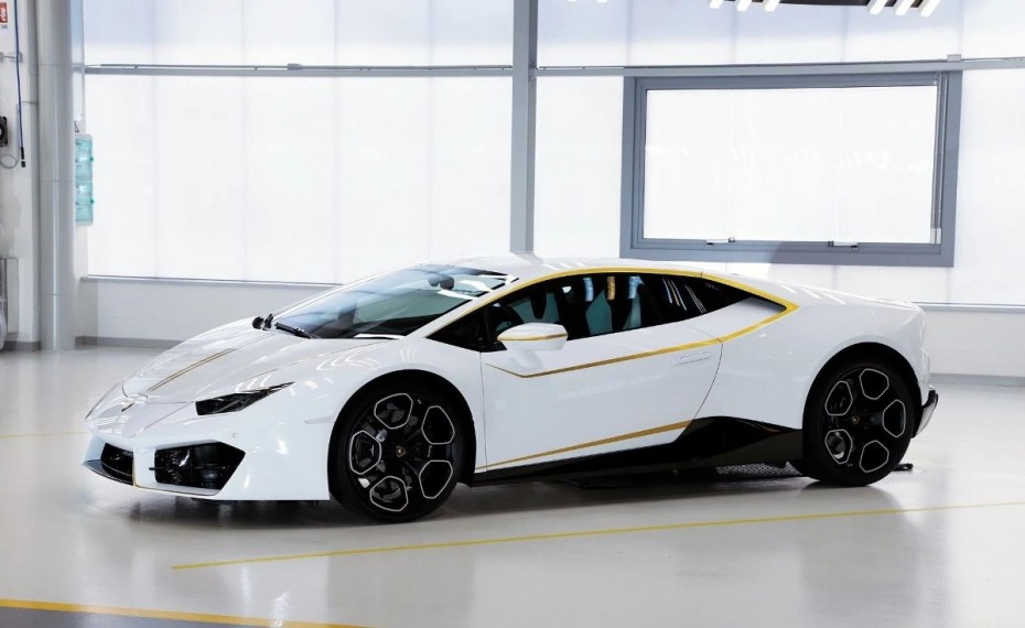 Η Lamborghini του Πάπα πωλήθηκε έναντι 715.000 ευρώ