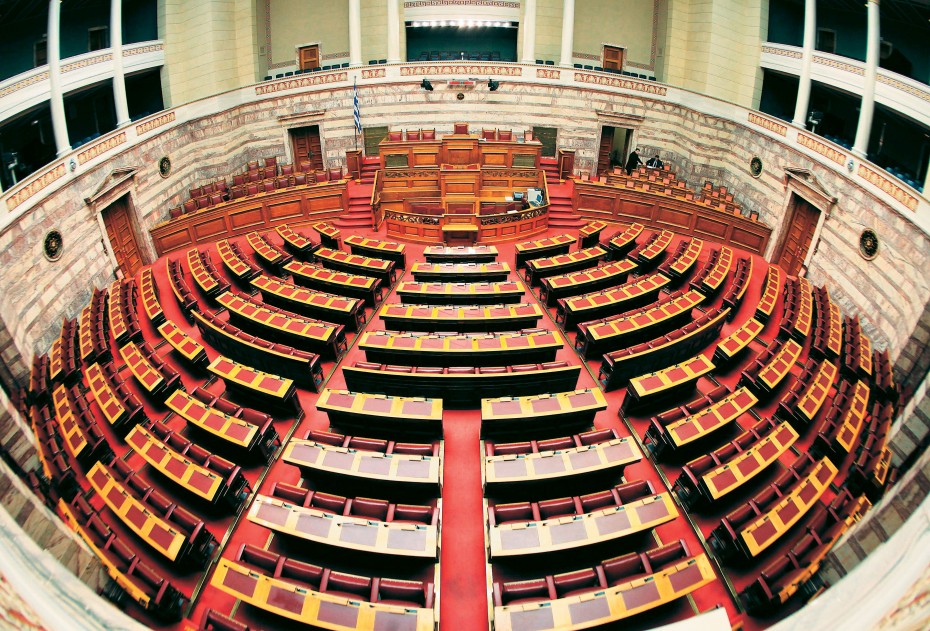 «Μπαρούτι» στη Βουλή για τη συμφωνία με την Αλβανία-Αντιπαράθεση Κατρούγκαλου-Κεδίκογλου