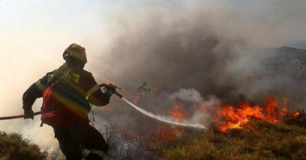 Βοιωτία: Υπό μερικό έλεγχο η πυρκαγιά που απείλησε στρατόπεδο με καύσιμα