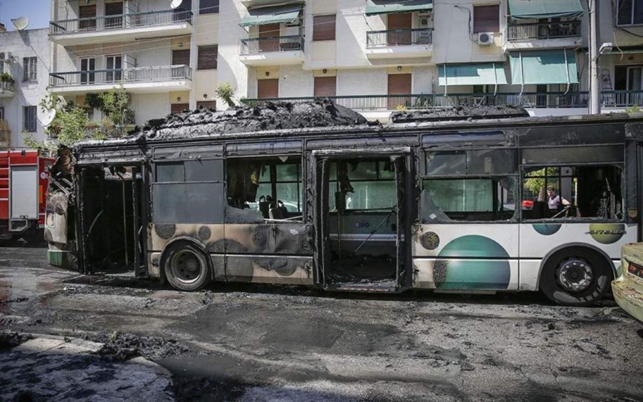 Πυρκαγιά σε λεωφορείο στην Αθήνα (photos)