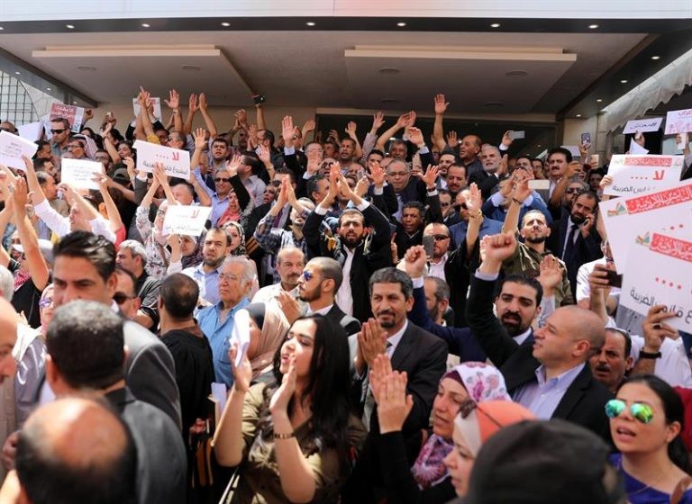 Παραιτήθηκε ο πρωθυπουργός της Ιορδανίας, μετά από αντικυβερνητικές διαδηλώσεις