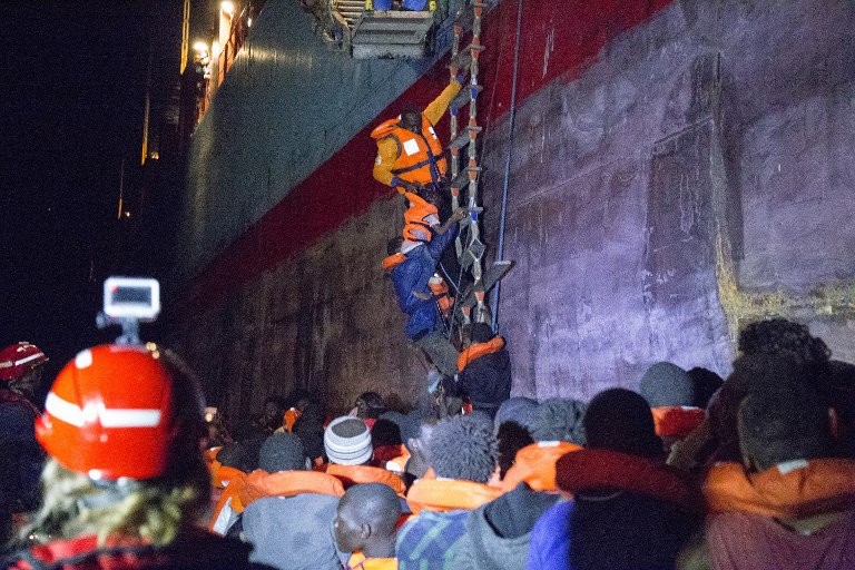 Διάσωση 113 μεταναστών από φορτηγό πλοίο ανοιχτά της νότιας Ιταλίας