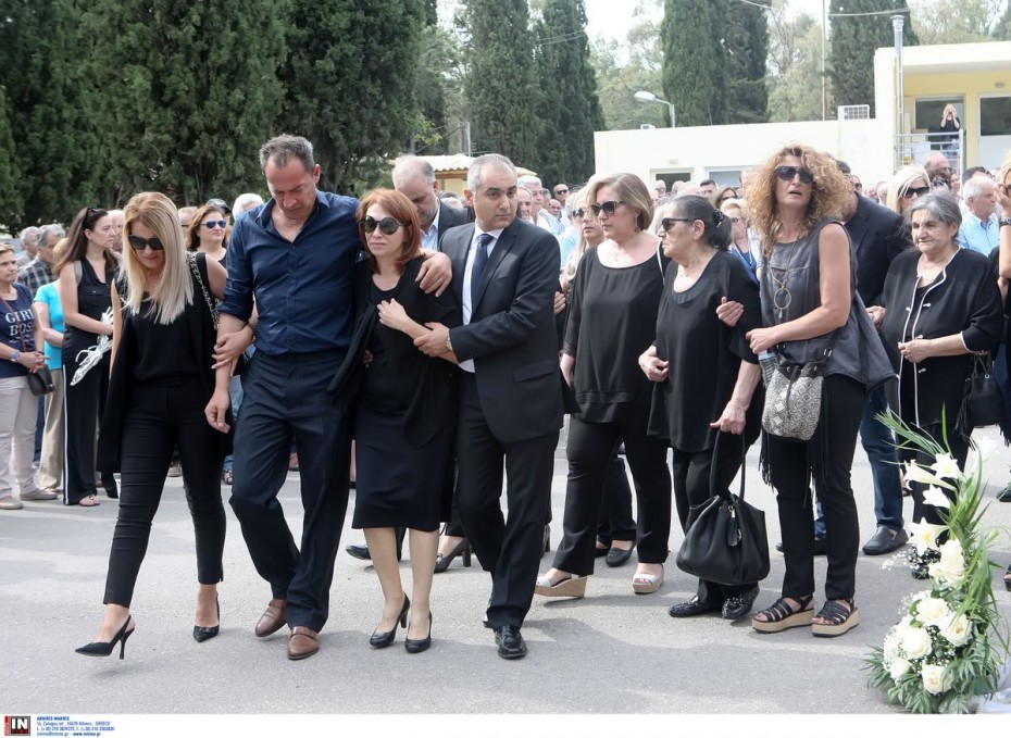 Πλήθος κόσμους στην κηδεία του Κώστα Πολίτη στην Καισαριανή