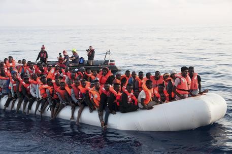 Τουλάχιστον 100 μετανάστες νεκροί από νέο ναυάγιο στη Λιβύη