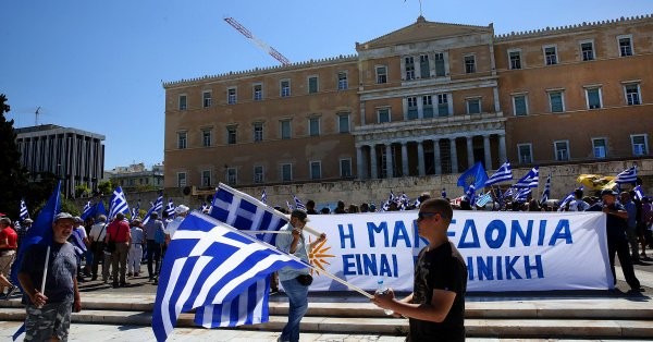 Σχεδόν το 70% των Ελλήνων αντίθετο με τη συμφωνία Τσίπρα και Ζάεφ