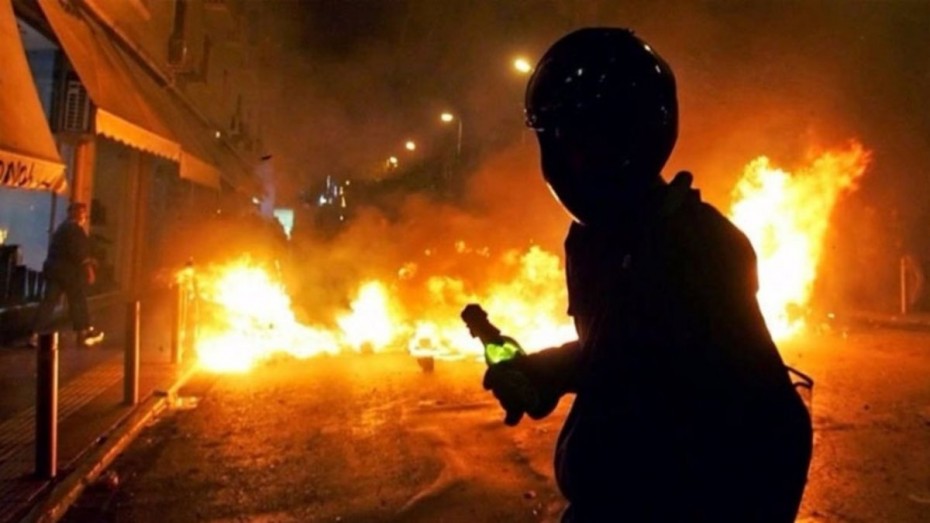 Θεσσαλονίκη: Δολοφονική επίθεση κουκουλοφόρων με μολότοφ σε κλούβα των ΜΑΤ