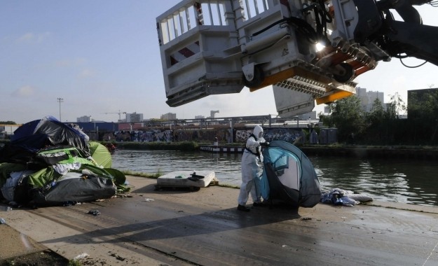 «Σκούπισαν» 1.000 μετανάστες από το Παρίσι