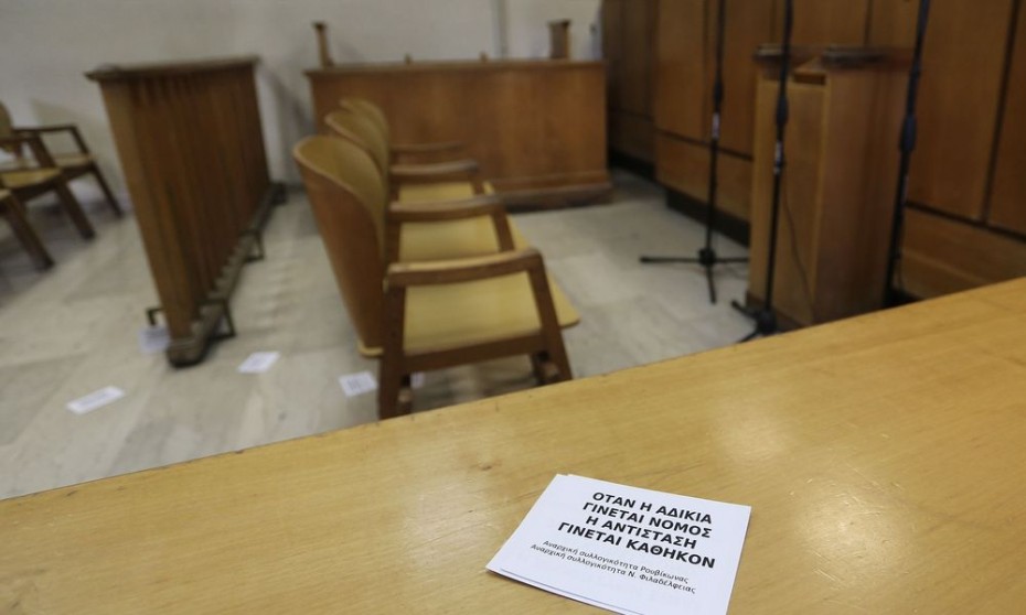 Αναβολή σε δίκη 12 μελών του Ρουβίκωνα για σειρά επιθέσεων