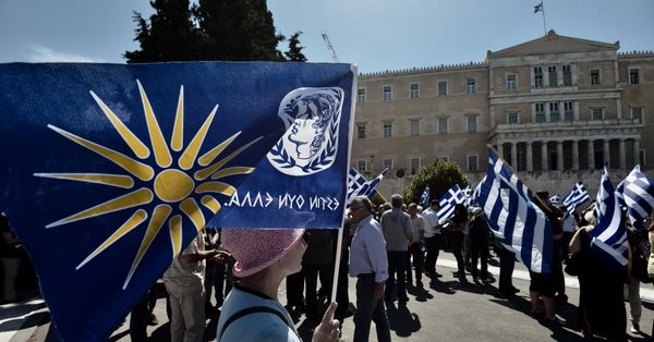 Περί τα 200 άτομα στο συλλαλητήριο στο Σύνταγμα για τη Μακεδονία