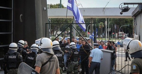 Θεσσαλονίκη: Επεισόδια έξω από τη συγκέντρωση του ΣΥΡΙΖΑ για το Σκοπιανό