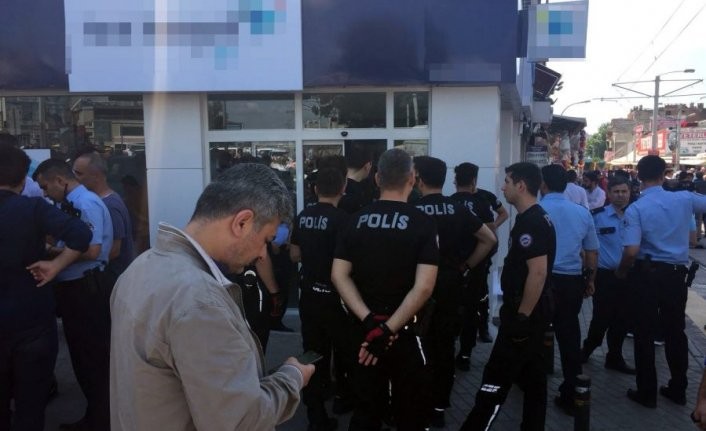 Τουλάχιστον ένας νεκρός από πυροβολισμούς στην Μπούρσα της Τουρκίας