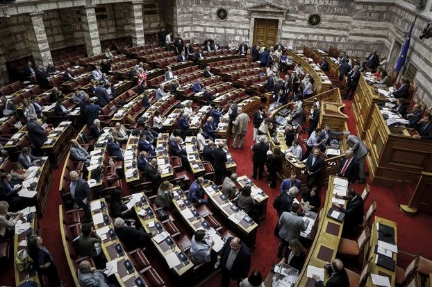 Με κυβερνητικές απώλειες καταψηφίστηκε η πρόταση δυσπιστίας για το Σκοπιανό