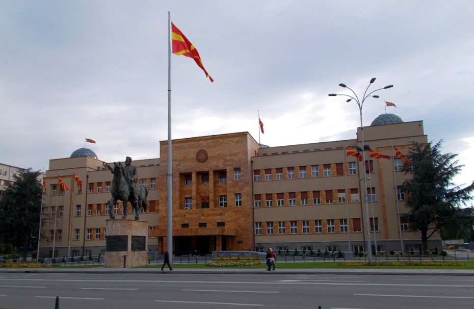 Σκόπια: «Προδότες» φώναζαν οι οργισμένοι βουλευτές του VMRO χτυπώντας τα έδρανα!
