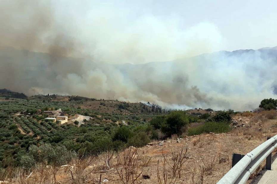 Μαίνεται η πυρκαγιά στον Αποκόρωνα Χανίων