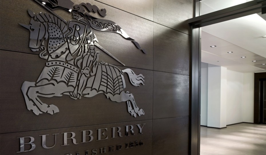 Burberry: Κατέστρεψε ρούχα και καλλυντικά αξίας 32 εκατ. ευρώ