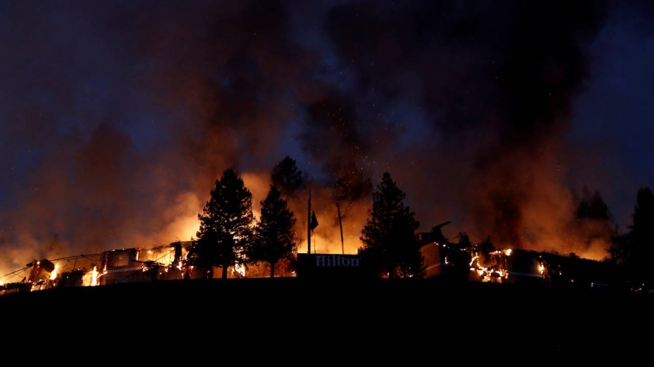 Μαίνονται ανεξέλεγκτες οι φονικές πυρκαγιές στην Καλιφόρνια