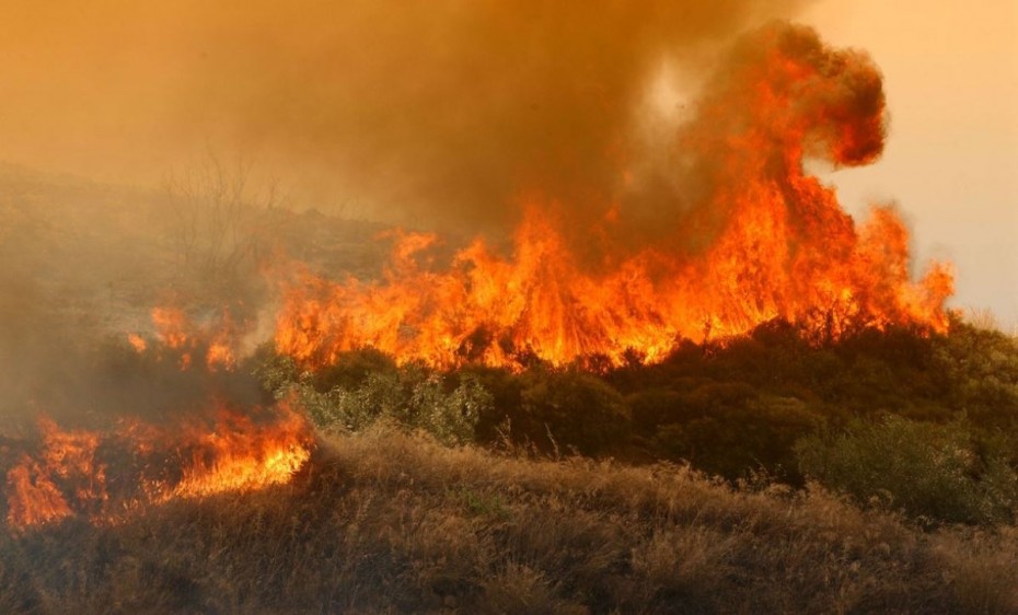 Υπό μερικό έλεγχο η πυρκαγιά στο Αρολίθι Ρεθύμνου