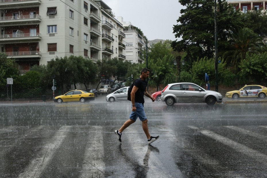 «Τραβάει» η κακοκαιρία: Βροχές και καταιγίδες μέχρι την Τρίτη