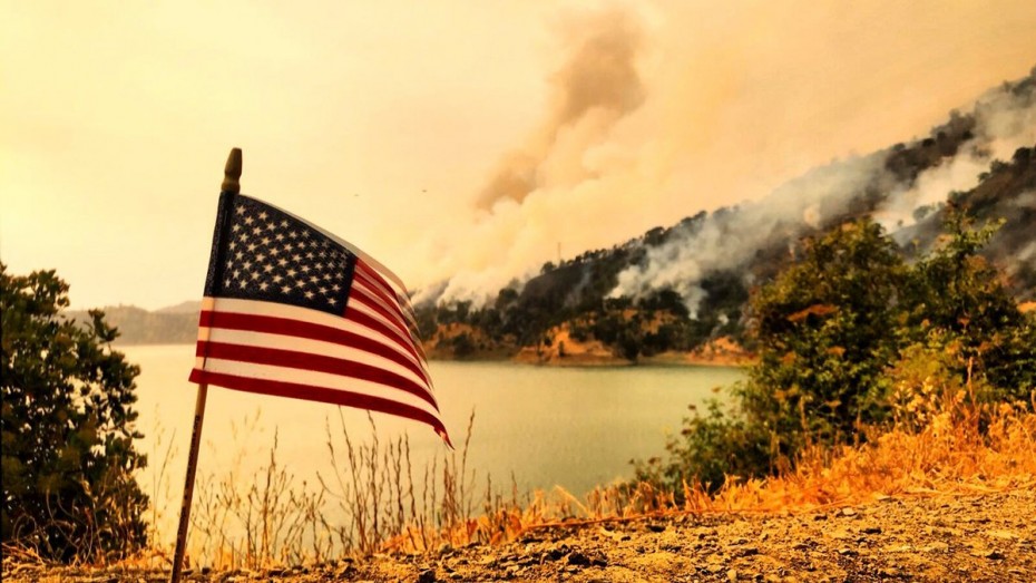 ΗΠΑ: 1 νεκρός και μεγάλες καταστροφές από πυρκαγιές στην Καλιφόρνια