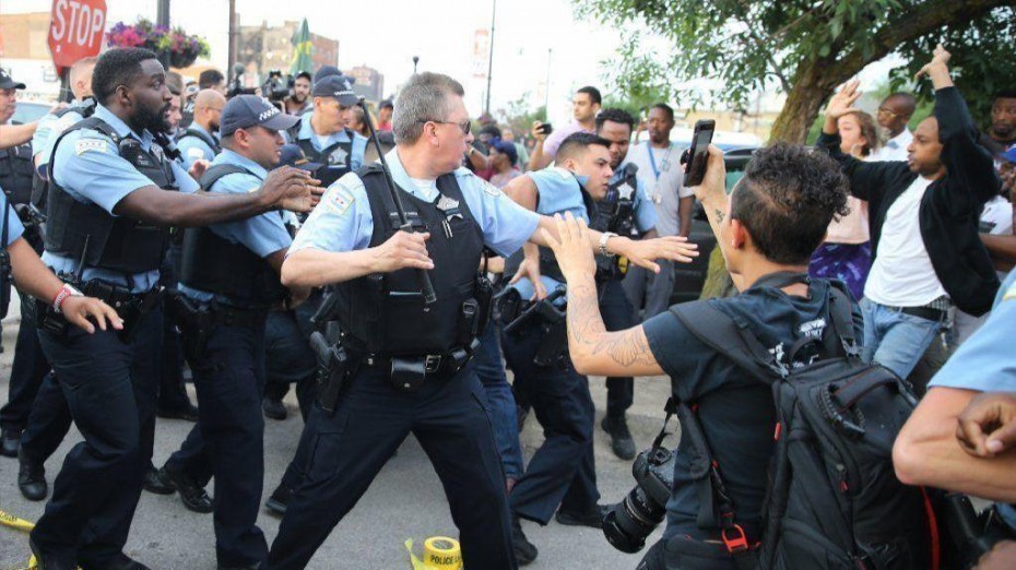 ΗΠΑ: Μεγάλα επεισόδια στο Σικάγο μετά από τη δολοφονία άνδρα από την αστυνομία
