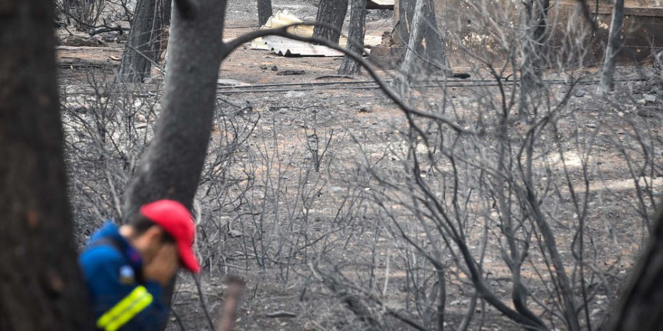 Απόγνωση και οργή στην Κινέτα: «Προσπαθούσαμε να σβήσουμε τη φωτιά με λεμονάδες»