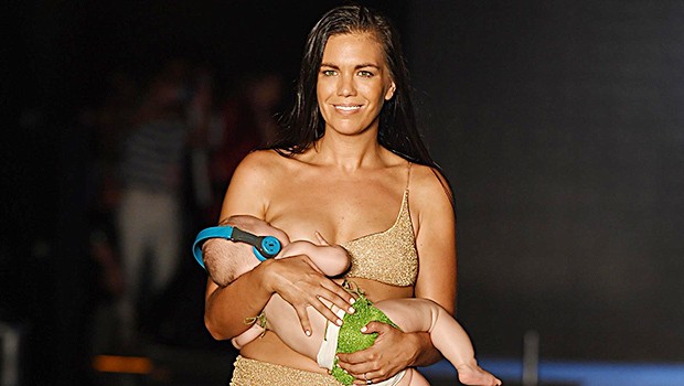 «Φωτιά» στα social media με γνωστό μοντέλο που έκανε πασαρέλα ενώ θήλαζε το μωρό της