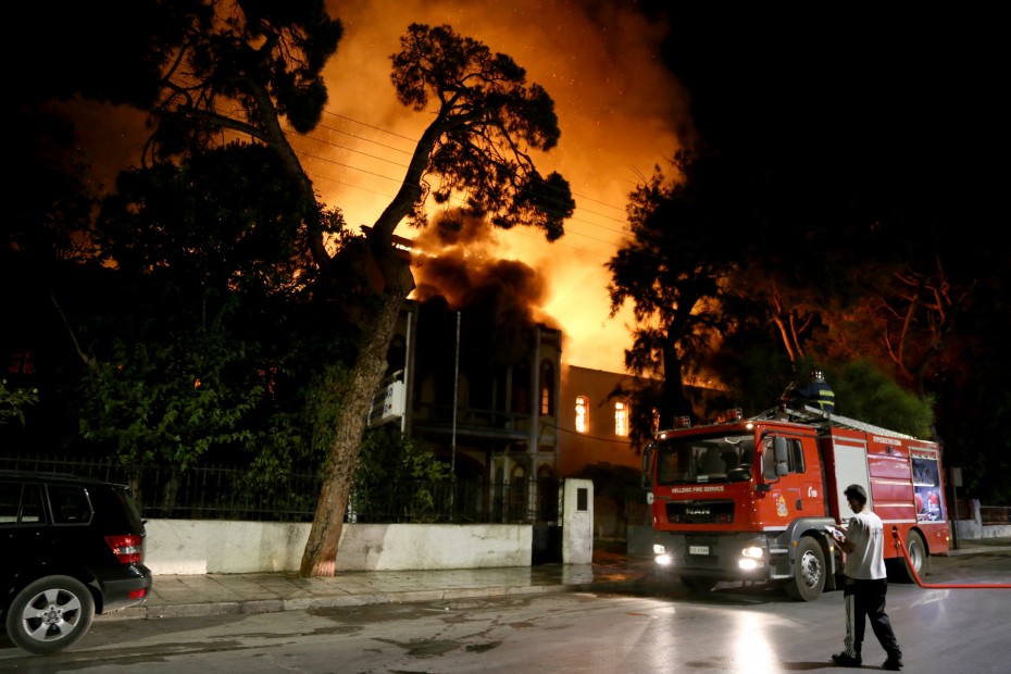 Παραδόθηκε στις φλόγες το Πολεμικό Μουσείο στα Χανιά