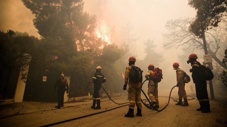 Μάχη διαρκείας με τις φλόγες σε Κινέτα και Καλλιτεχνούπολη