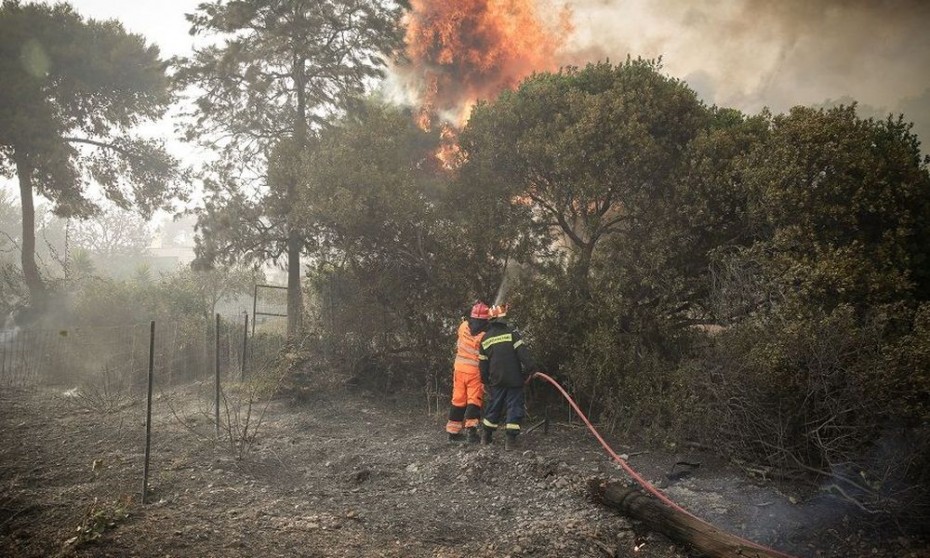 Συνεχίζουν να καίνε οι πυρκαγιές σε Κινέτα και Καλλιτεχνούπολη