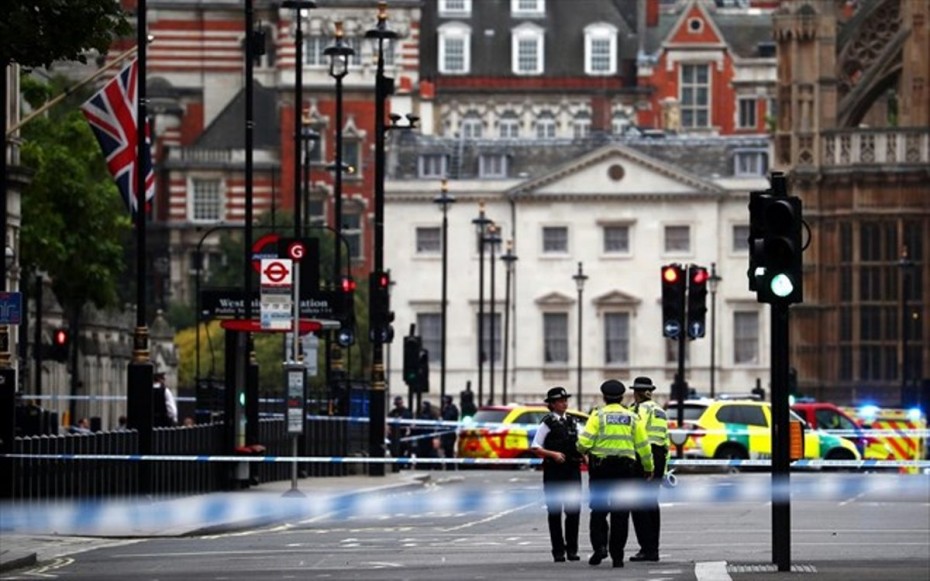Αυτοκίνητο έπεσε πάνω στις προστατευτικές μπάρες του Βρετανικού Κοινοβουλίου