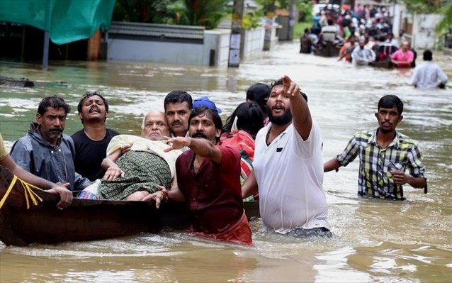 Πάνω από 300 νεκροί από τις πλημμύρες στην Ινδία