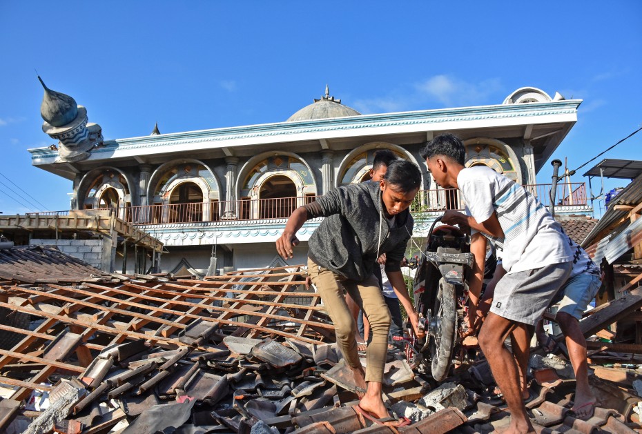 Βιβλική καταστροφή στην Ινδονησία από τα φονικά 6,9 Ρίχτερ