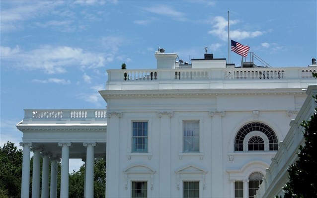 Μεσίστια η σημαία στον Λευκό Οίκο για τον θάνατο του Μακέιν
