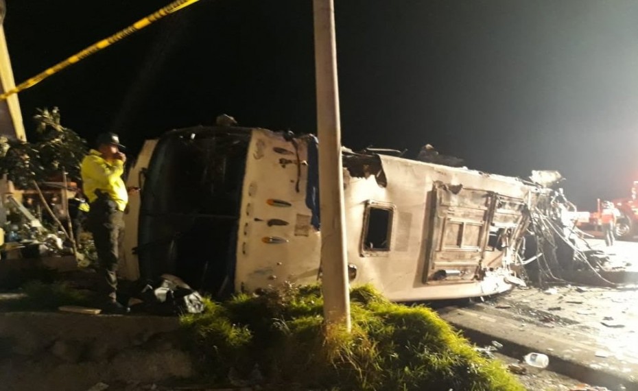 Ισημερινός: Τουλάχιστον 23 νεκροί από τροχαίο με τουριστικό λεωφορείο