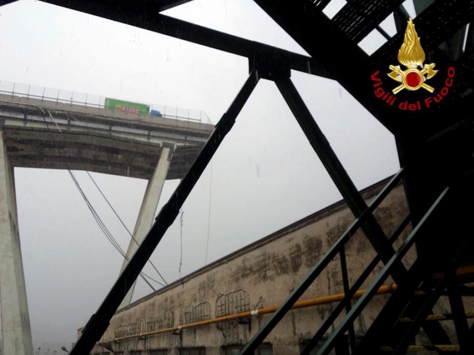 Αναφορές για δεκάδες θύματα από την κατάρρευση γέφυρας στη Γένοβα