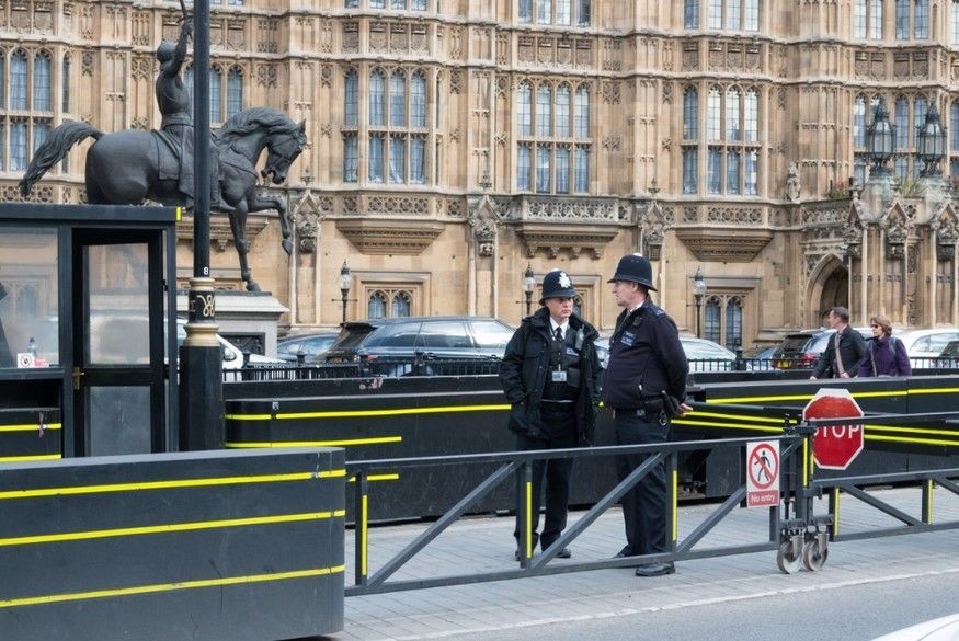 Μια τραυματίας από την πτώση οχήματος στο βρετανικό κοινοβούλιο