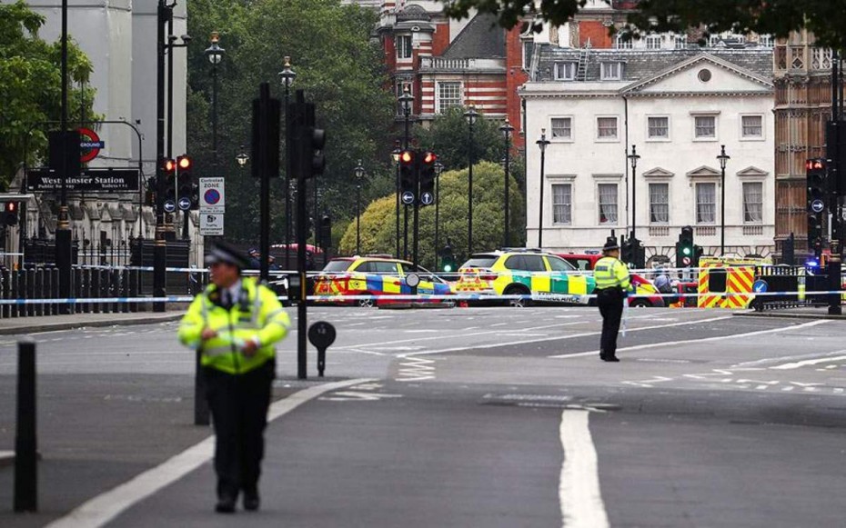 Λονδίνο: Ανέλαβε η Αντιτρομοκρατική την έρευνα για το όχημα που έπεσε στις μπάρες του Κοινοβουλίου