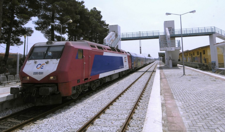 Τρένο εκτροχιάστηκε μέσα στο κέντρο της Λαμίας