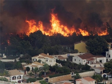 Πάνω από 400 πυροσβέστες για κατάσβεση πυρκαγιάς στην Πορτογαλία