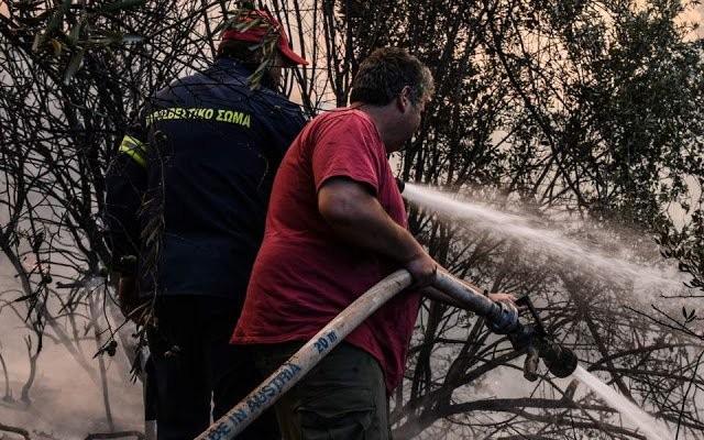 Εκκενώθηκαν οι Ραχτάδες στην Κέρκυρα λόγω της πυρκαγιάς
