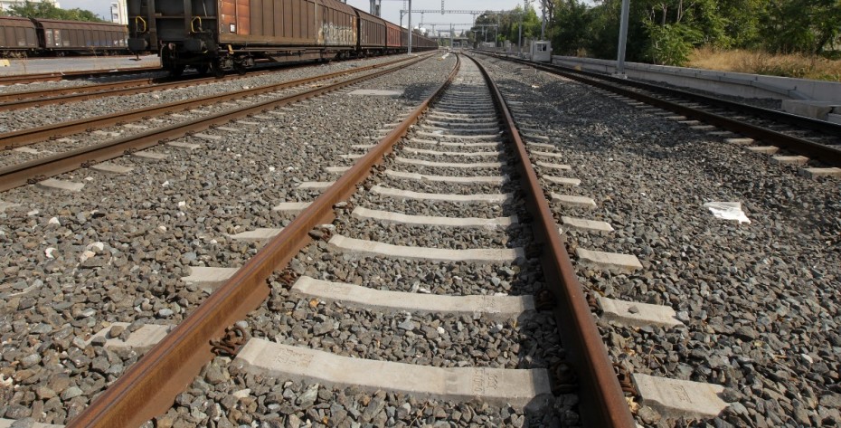 Σύγκρουση τρένου με αυτοκίνητο στην Τιθορέα - Αναφορές για εγκλωβισμένους