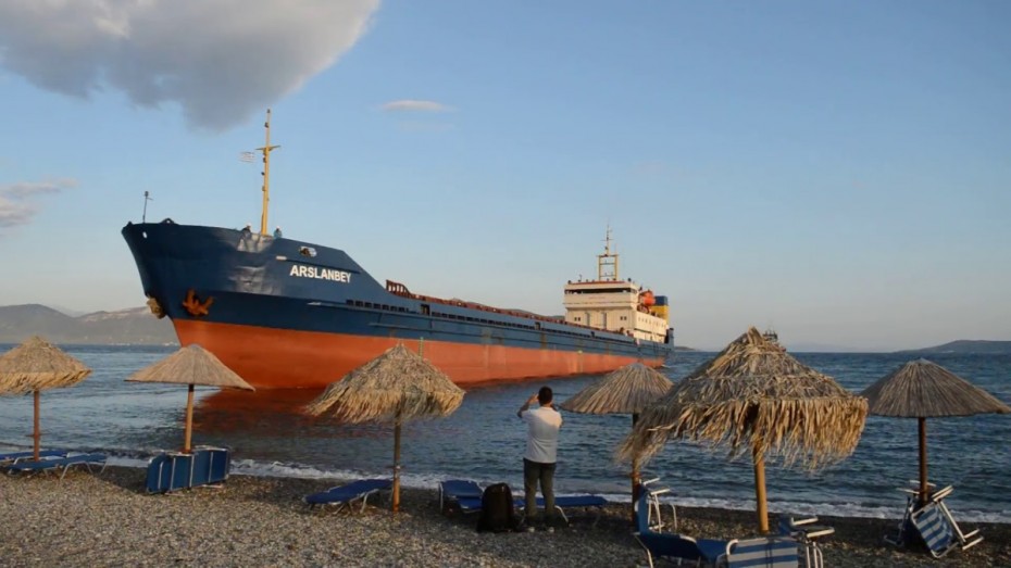 Αποκολλήθηκε το φορτηγό πλοίο που προσάραξε στη βόρεια Εύβοια